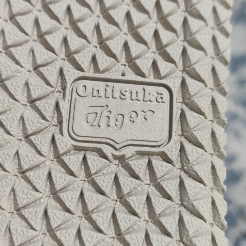 Onitsuka Tiger by Asics Metallic Silver Sneakers with Cream Laces - Picture 10 of 10